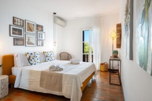 García de Pou sbarca a Genova: tour virtuale del nuovo Cash & Carry di Sestri Ponente 3 Camera da letto moderna con decorazioni artistiche, letto matrimoniale, pareti bianche, arredi eleganti, luce naturale, atmosfera accogliente, stile minimalista, dettagli di design, ambiente rilassant.