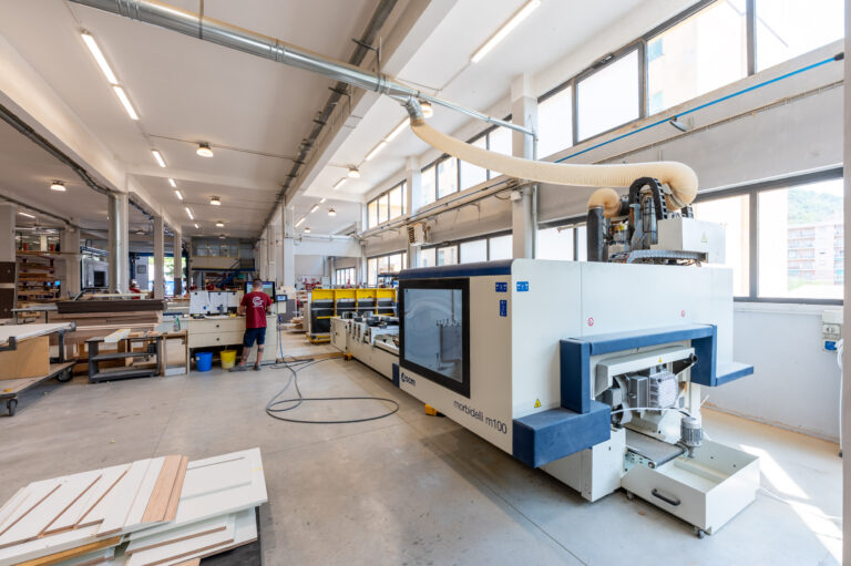CCT Mobili, fabbrica di mobili : Fotografare l’Industria e gli uomini al lavoro